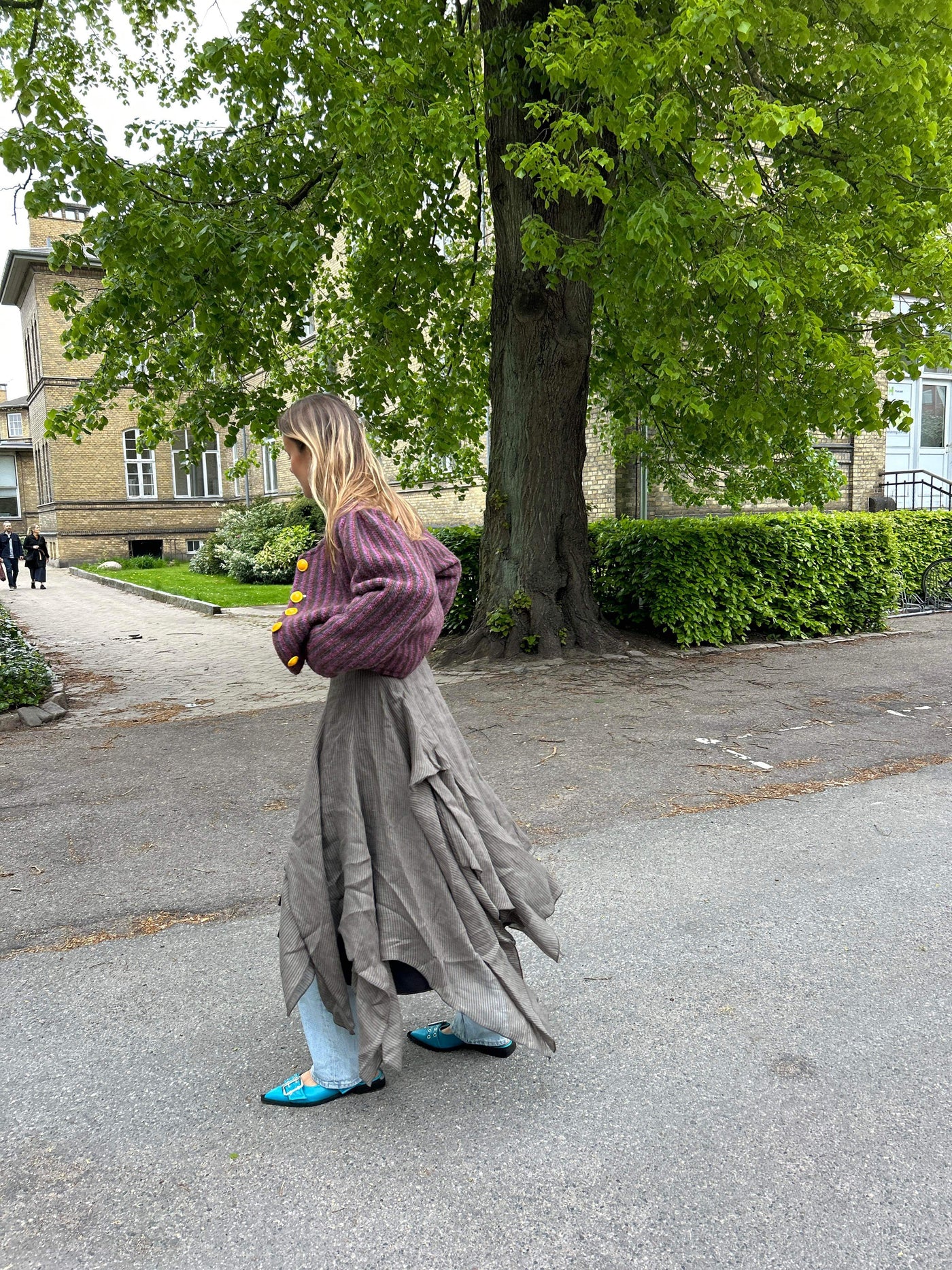 Asymmetrisk klänning i två lager. Pesca brun