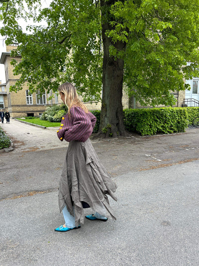 Asymmetrisk klänning i två lager. Pesca brun