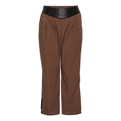 Bukser i afslappet stil, god pasform, sidder flot i taljen og har brede ben.