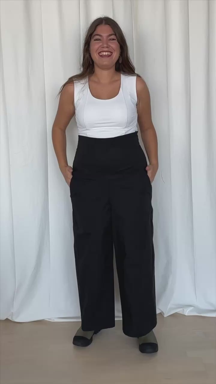 Trousers with stretch and wide waistband.